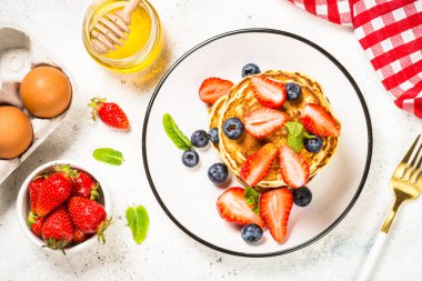 Taze böğürtlenli krep ve bal.