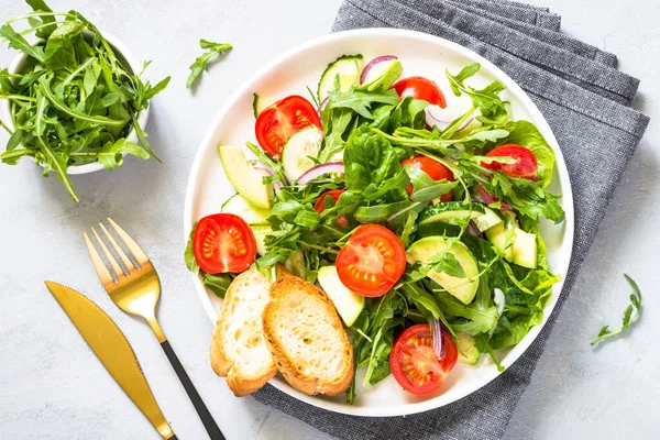 Ensalada verde de hojas y verduras. —  Fotos de Stock