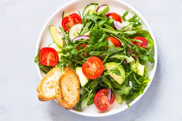 Salada verde de folhas e verduras. — Fotografia de Stock