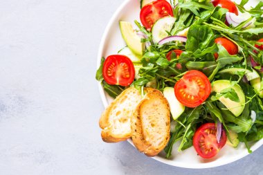 Yaprak ve sebzelerden yeşil salata.