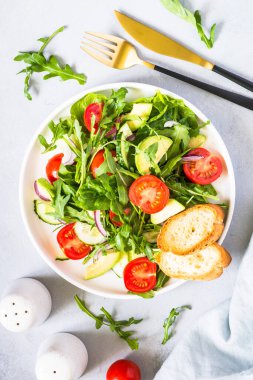 Yaprak ve sebzelerden yeşil salata.