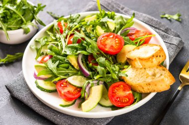 Yaprak ve sebzelerden yeşil salata.