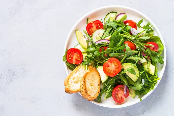 Green salad from leaves and vegetables. — Stock Photo, Image