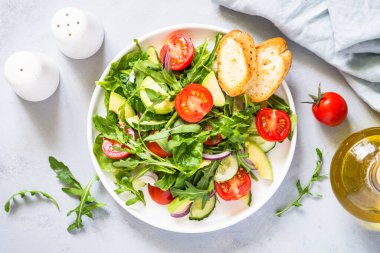 Yaprak ve sebzelerden yeşil salata.