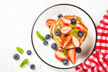 Taze böğürtlenli krep ve bal.