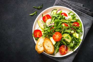 Yaprak ve sebzelerden yeşil salata.