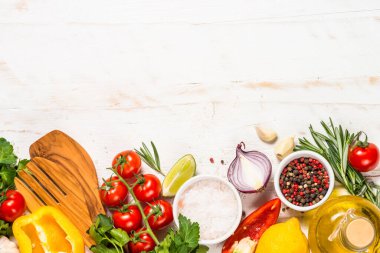 Beyaz ahşap masada yemek pişirme arka planı.