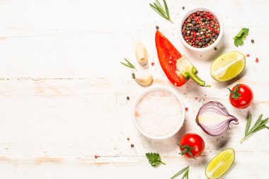 Beyaz ahşap masada yemek pişirme arka planı.