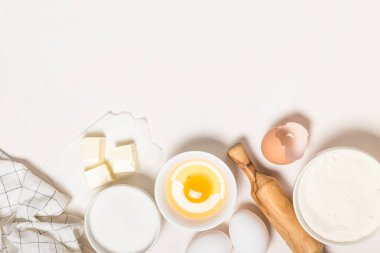 Mavi masa görünümünde pişirme malzemeleri.