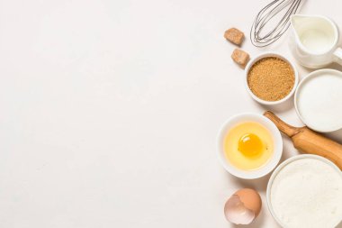 Mavi masa görünümünde pişirme malzemeleri.