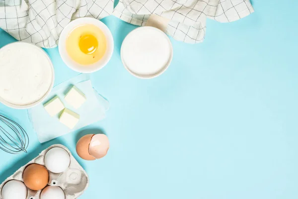 Bakken ingrediënten op blauwe tafel bovenaanzicht. — Stockfoto