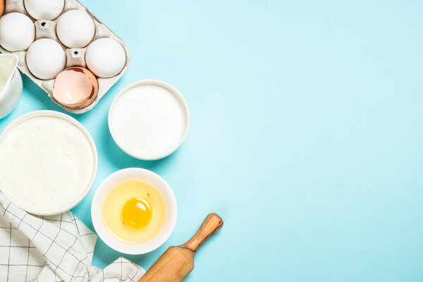 Выпечка ингредиентов на синем столе вид сверху
.