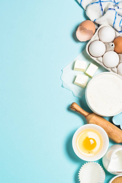 Выпечка ингредиентов на синем столе вид сверху
.