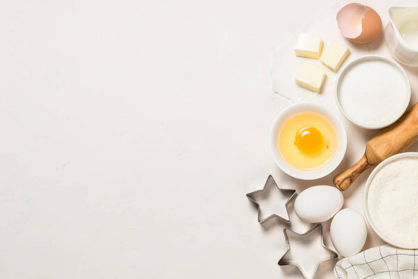 Выпечка ингредиентов на синем столе вид сверху
.