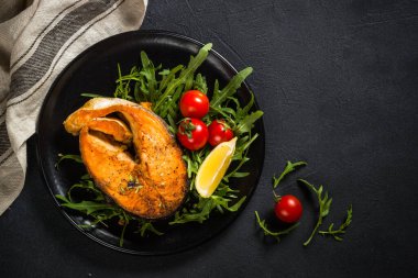 Taze salatalı somon balığı..