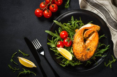 Taze salatalı somon balığı..