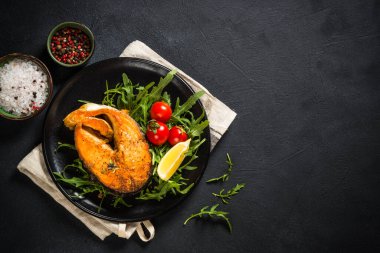 Taze salatalı somon balığı..