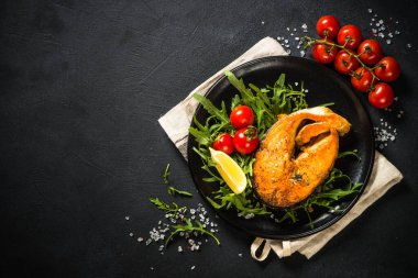 Taze salatalı somon balığı..