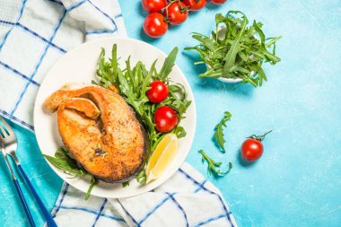 Taze salatalı somon balığı..