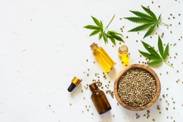 Cannabisolja och cannabisfrön vid vitt. — Stockfoto