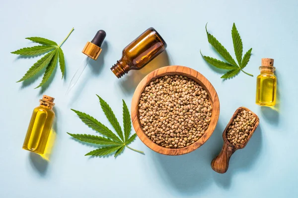 Cannabis oil and cannabis seeds at white. — Stock Photo, Image