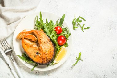 Taze salatalı somon balığı..