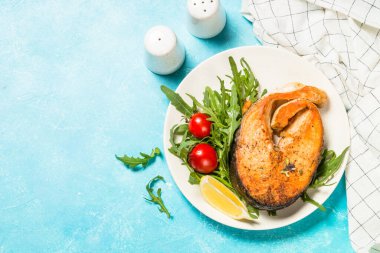 Taze salatalı somon balığı..