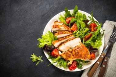 Siyah salatalı ızgara tavuk..