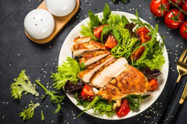 Siyah salatalı ızgara tavuk..