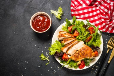 Siyah salatalı ızgara tavuk..