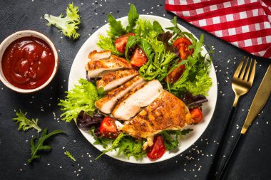 Siyah salatalı ızgara tavuk..