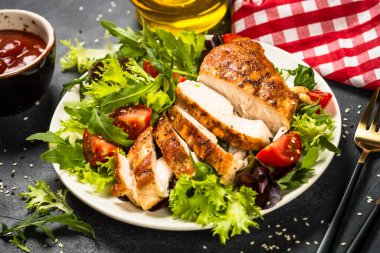 Siyah salatalı ızgara tavuk..