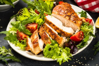 Siyah salatalı ızgara tavuk..