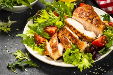 Siyah salatalı ızgara tavuk..