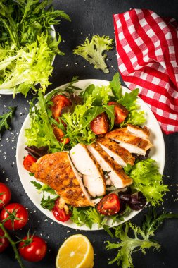 Siyah salatalı ızgara tavuk..