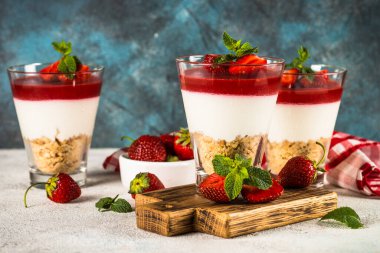 Taze çilekli peynirli kek..