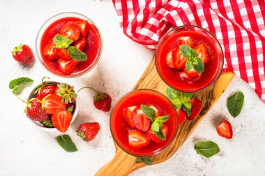 Taze çilekli peynirli kek..