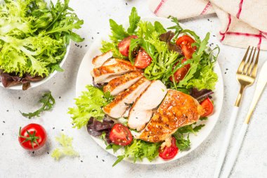 Masada taze salata ve ızgara tavuk..