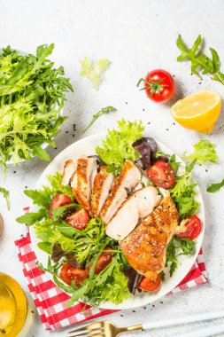 Masada taze salata ve ızgara tavuk..