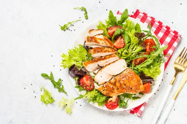 Pollo a la plancha con ensalada fresca en la mesa. —  Fotos de Stock