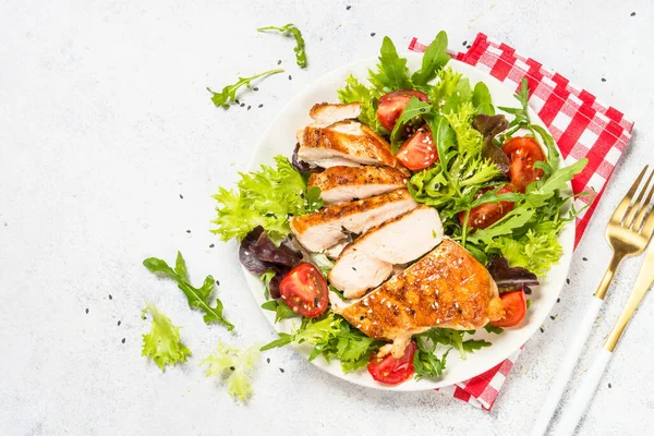 Poulet grillé avec salade fraîche à table. — Photo