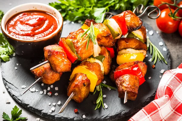 Shish kebab w szaszłyki z warzywami. — Zdjęcie stockowe