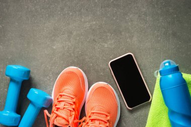 Taştan arkaplan görünümünde spor aletleri.