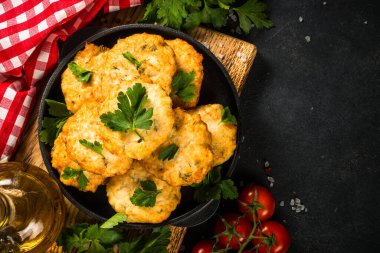 Koyu masada tavuk pirzolası.