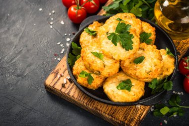 Koyu masada tavuk pirzolası.