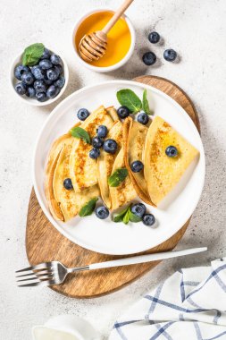 Beyaz masada yaban mersinli krep.