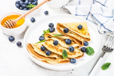 Beyaz masada yaban mersinli krep.