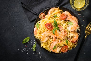 Siyah masadaki karidesli makarna..