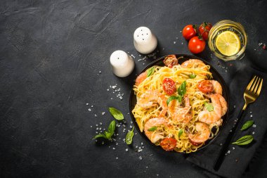 Siyah masadaki karidesli makarna..