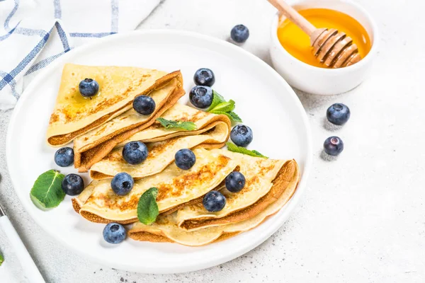 Beyaz masada yaban mersinli krep.